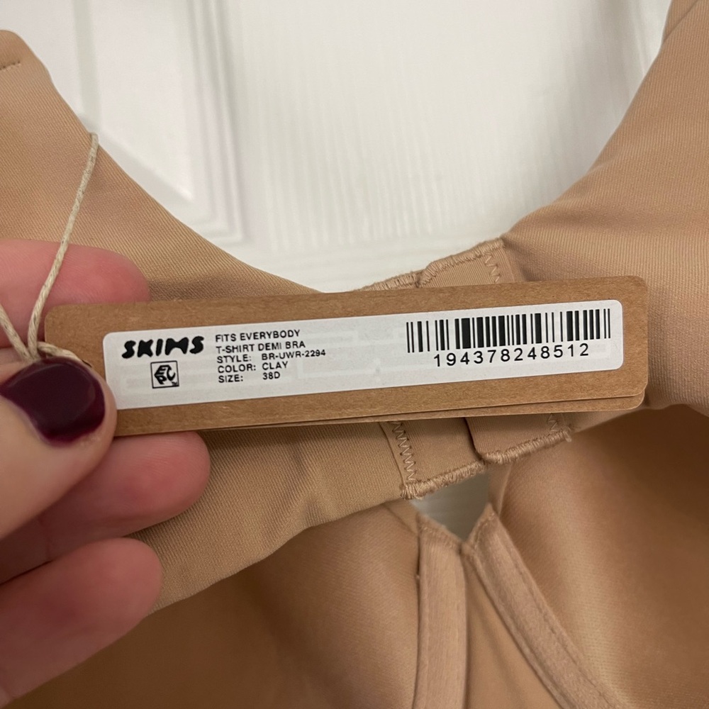 SKIMS fits everybody t-shirt Demi bra | Size 38D - Picture 3 of 5